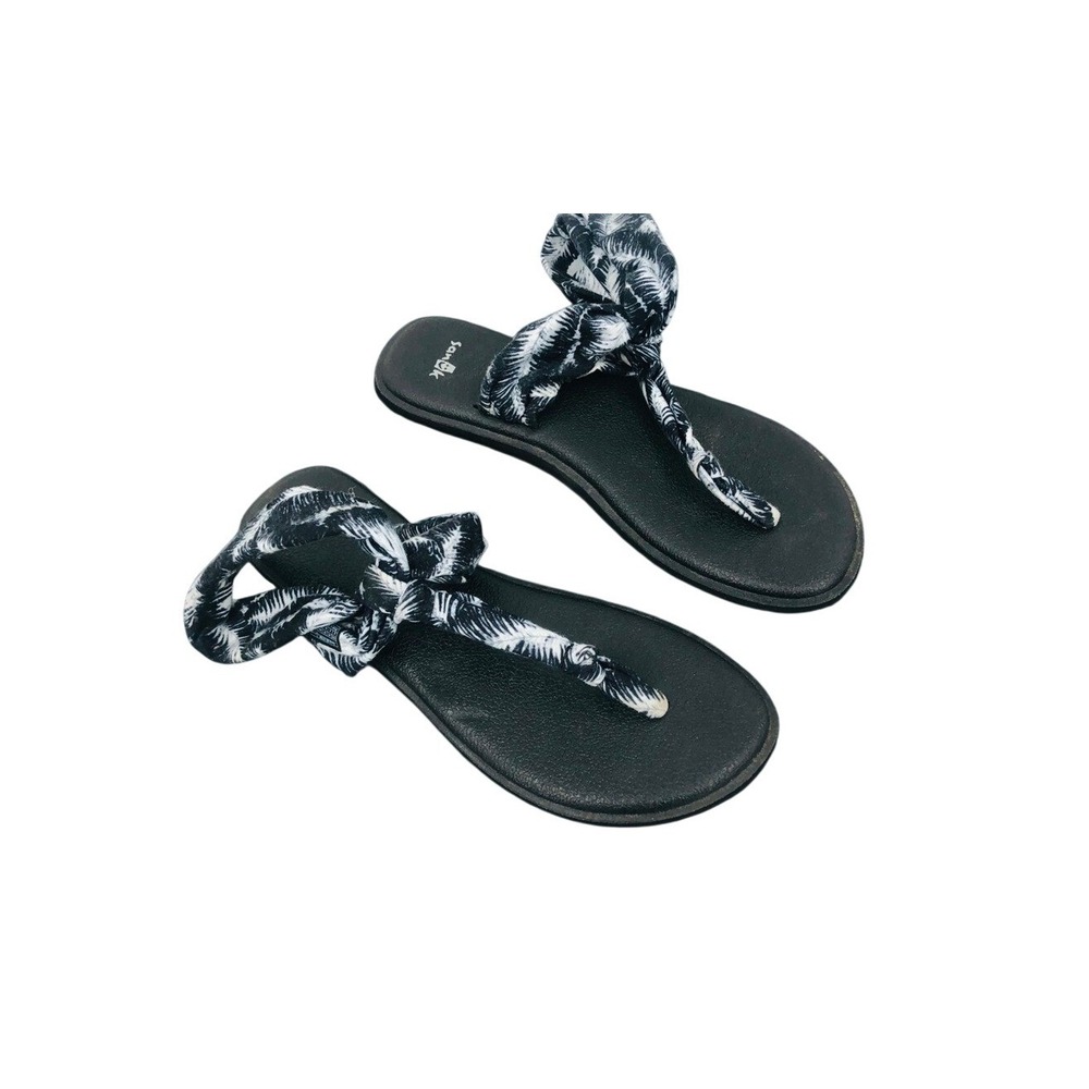 Sanuk women's black And white yoga shoes size 8